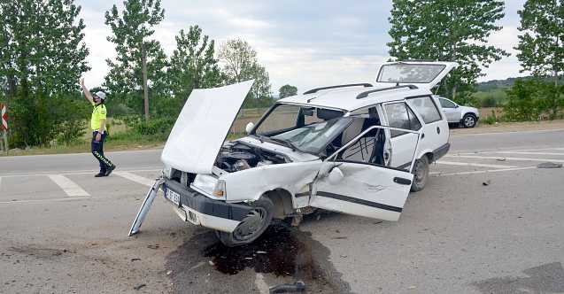 İki otomobilin çarpıştığı kazada LPG tankı yola fırladı: 3 yaralı